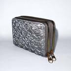 Billetera "Lavender Dream" con Doble Compartimento: Elegancia en cada relieve.