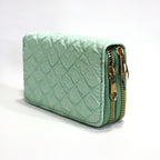 Billetera "Lavender Dream" con Doble Compartimento: Elegancia en cada relieve.