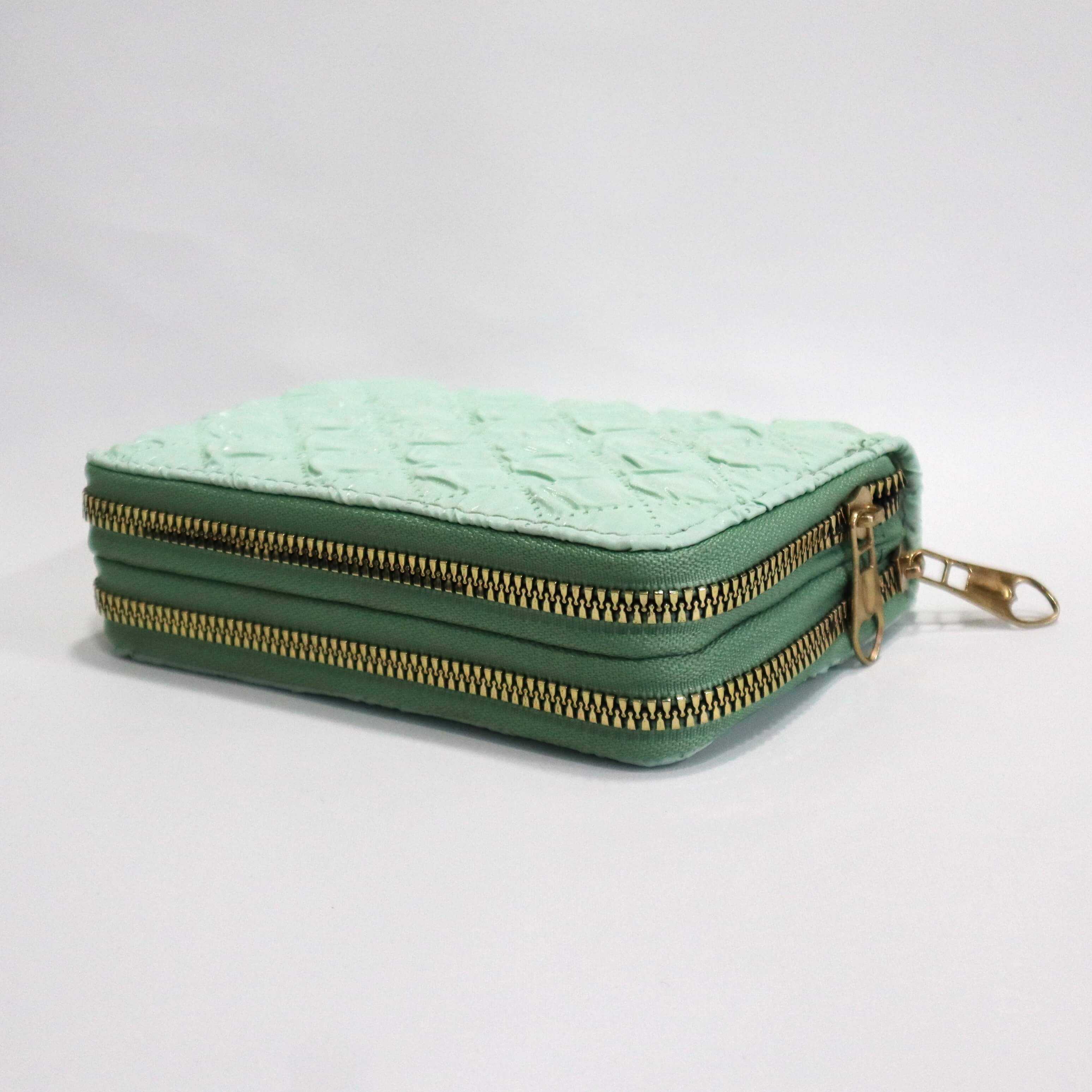 Billetera "Lavender Dream" con Doble Compartimento: Elegancia en cada relieve.