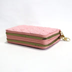 Billetera "Lavender Dream" con Doble Compartimento: Elegancia en cada relieve.