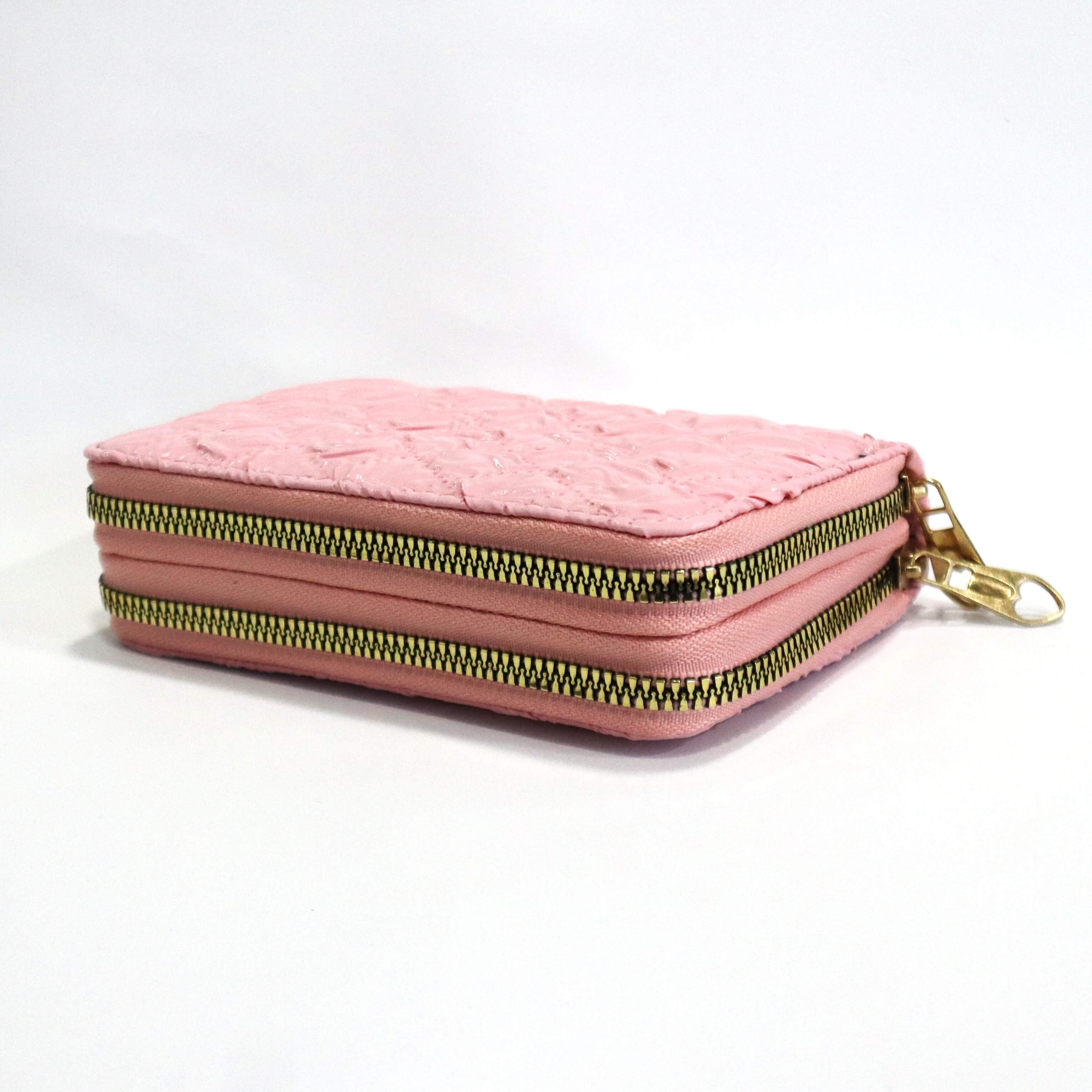 Billetera "Lavender Dream" con Doble Compartimento: Elegancia en cada relieve.