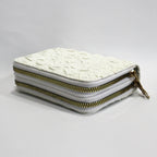 Billetera "Lavender Dream" con Doble Compartimento: Elegancia en cada relieve.