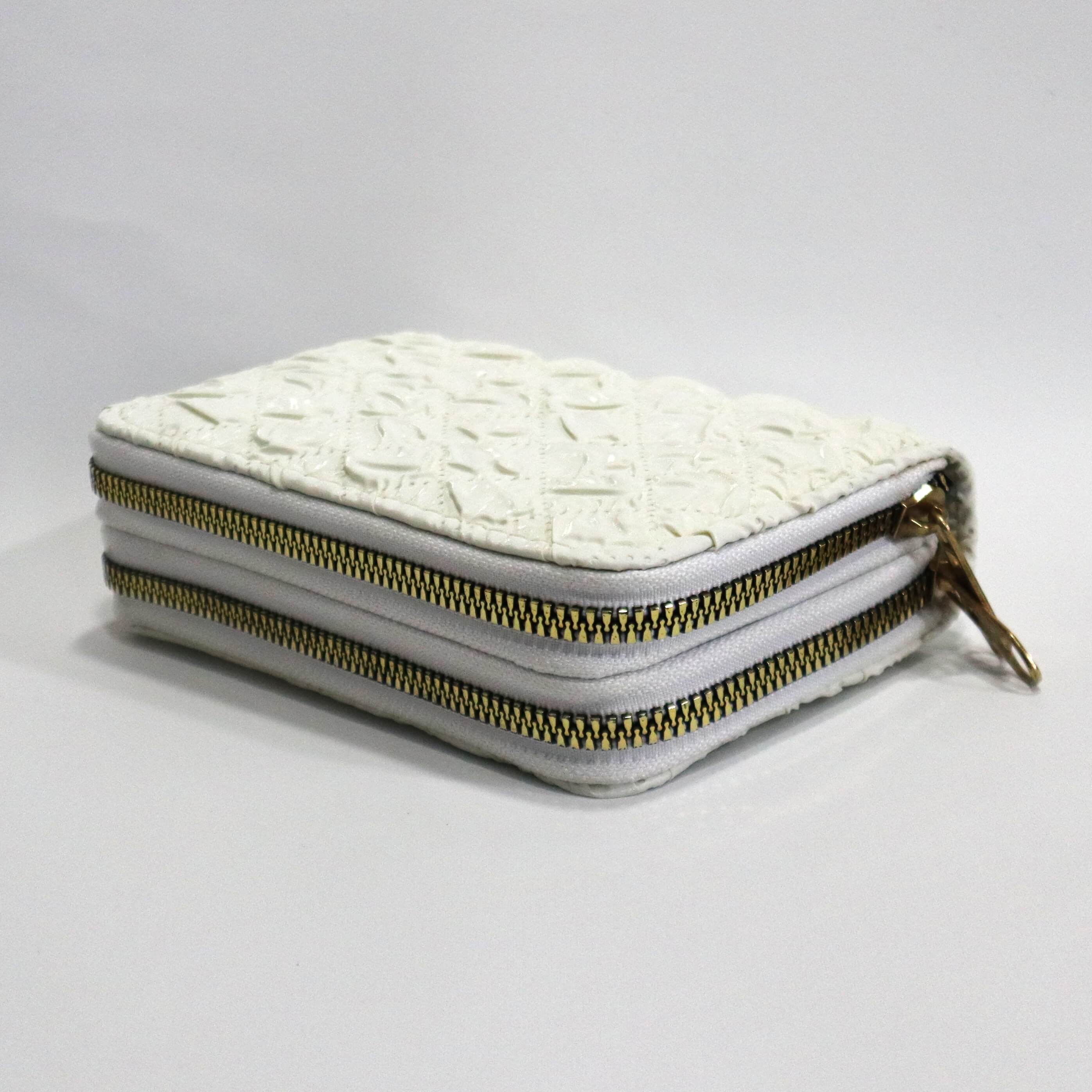 Billetera "Lavender Dream" con Doble Compartimento: Elegancia en cada relieve.